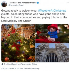 寺院のクリスマスツリーには、女王を偲ぶパディントンベアが飾られた（画像は『The Prince and Princess of Wales　2022年12月15日付Twitter「Getting ready to welcome our ＃TogetherAtChristmas guests,」』のスクリーンショット）