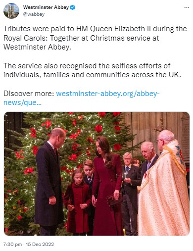 寺院内でのウィリアム皇太子夫妻と子供達、チャールズ国王（画像は『Westminster Abbey　2022年12月15日付Twitter「Tributes were paid to HM Queen Elizabeth II during the Royal Carols:」』のスクリーンショット）