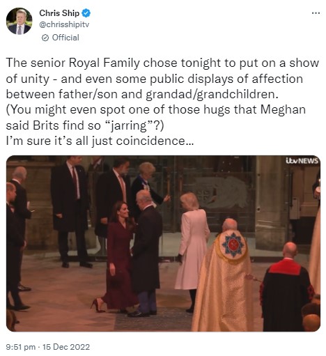 国王にお辞儀をするキャサリン皇太子妃（画像は『Chris Ship　2022年12月15日付Twitter「The senior Royal Family chose tonight to put on a show of unity」』のスクリーンショット）