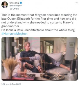 大袈裟なお辞儀のモノマネをするメーガン妃（画像は『Chris Ship　2022年12月8日付Twitter「This is the moment that Meghan describes meeting the late Queen Elizabeth for the first time」』のスクリーンショット）