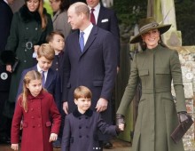 【イタすぎるセレブ達】英ルイ王子、半ズボンでサンドリンガムの行進にデビュー　キャサリン皇太子妃はミリタリー風のコートで登場