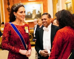 真っ赤なドレスで外国大使を歓迎するキャサリン皇太子妃（画像は『The Royal Family　2022年12月6日付Instagram「The King and The Queen Consort,」』のスクリーンショット）