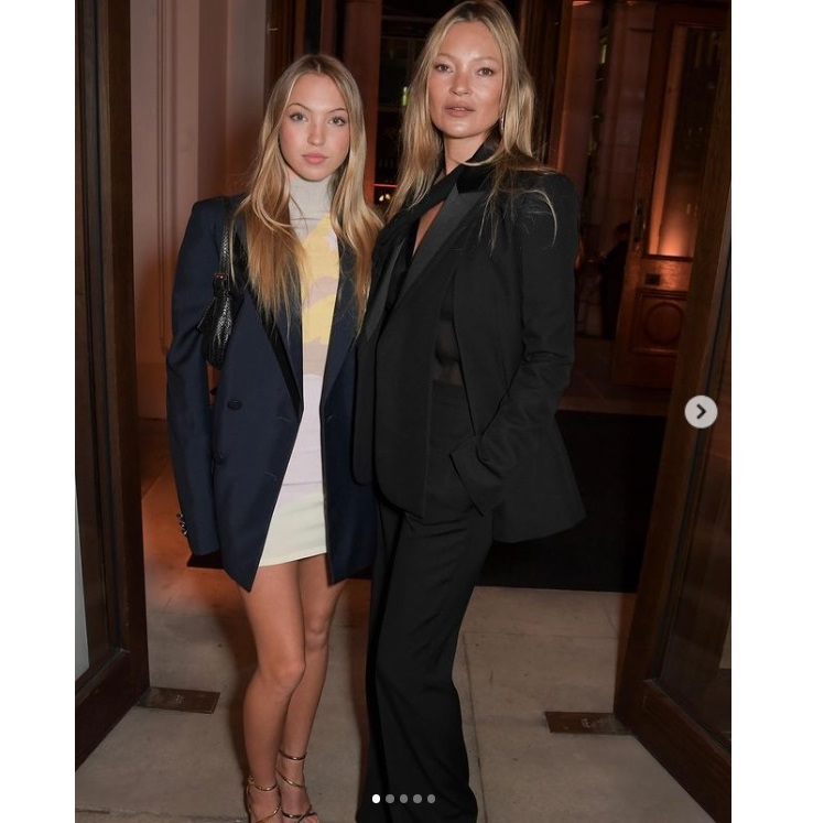 母ケイト・モス（右）のモデルエージェンシーに所属するライラ・グレース（画像は『Kate Moss Agency　2022年2月9日付Instagram「Celebrating the launch of ‘The Fendi Set’」』のスクリーンショット）