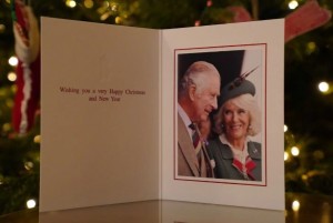チャールズ国王とカミラ王妃による今年のクリスマスカード（画像は『The Royal Family　2022年12月11日付Instagram「We’re pleased to share this year’s Christmas Card from The King and The Queen Consort.」』のスクリーンショット）