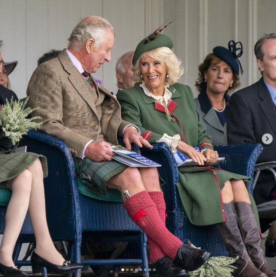 今年9月、スコットランドでのイベントに出席したチャールズ皇太子とカミラ夫人（ともに当時）（画像は『Clarence House　2022年9月3日付Instagram「A wonderful visit to the Braemar Gathering!」』のスクリーンショット）