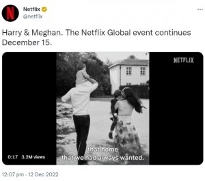 2022年に配信した『ハリー＆メーガン』のトレイラーで紹介した写真。メーガン妃は、今回と同じドレスを着て、アーチー王子（当時）を抱いていた（『Netflix US　X「Harry ＆ Meghan. The Netflix Global event continues December 15.」』より）