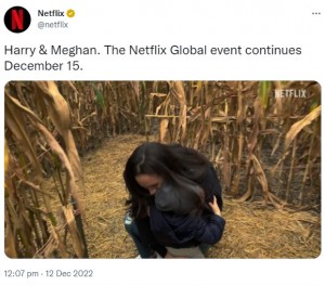 メーガン妃に抱きしめられるアーチー君（画像は『Netflix US　2022年12月12日付Twitter「Harry ＆ Meghan.」』のスクリーンショット）