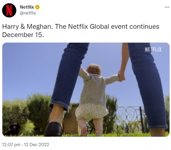 メーガン妃に支えられ、ヨチヨチ歩きをするリリベットちゃん（画像は『Netflix US　2022年12月12日付Twitter「Harry ＆ Meghan.」』のスクリーンショット）