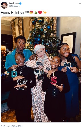 クリスマスツリーの前でポーズを取るマドンナと子供達（画像は『Madonna　2022年12月26日付Twitter「Happy Holidays!!!!!」』のスクリーンショット）