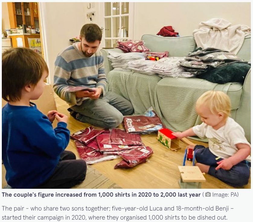 プレゼントの準備をするポールさん（画像は『The Mirror　2022年11月27日付「Couple plan to give football shirts to 2,000 kids who may not receive Christmas gifts」（Image: PA）』のスクリーンショット）