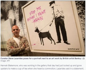 バンクシーの元代理人でギャラリー所有者のスティーブさん（画像は『The Mirror　2022年12月12日付「Police raid ex-Banksy agent’s gallery to save woman who turned out to be ￡18,000 dummy」（Image: AP）』のスクリーンショット）