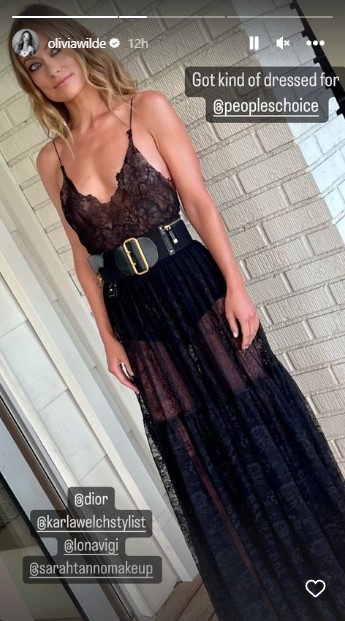 ランジェリー風のドレス姿を披露したオリヴィア（画像は『Olivia Wilde　2022年12月7日付Instagram』のスクリーンショット）