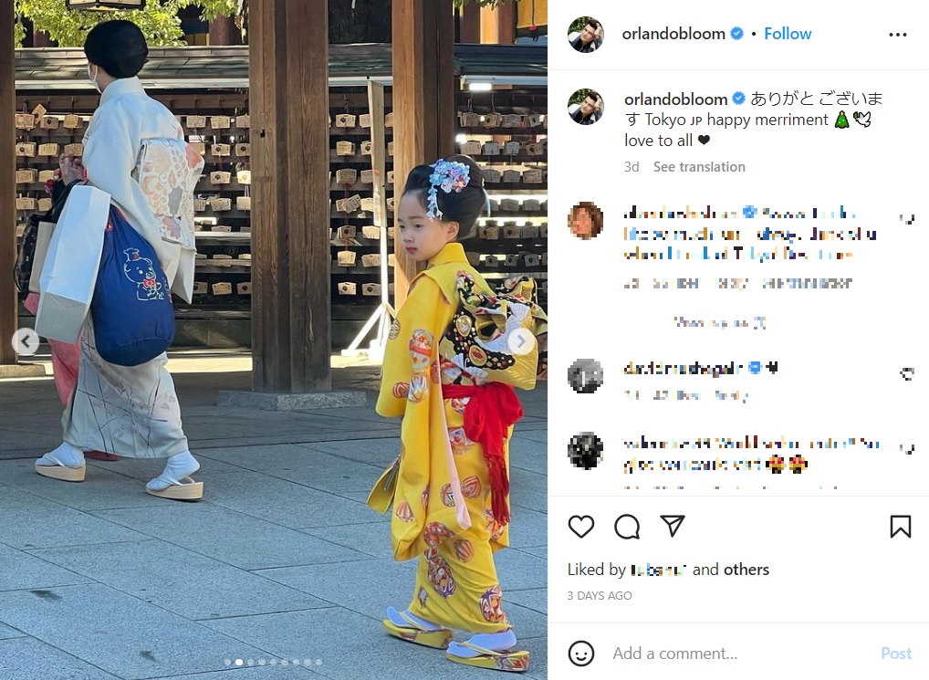 お参りに来た親子を撮影したオーランド（画像は『Orlando Bloom　2022年12月26日付Instagram「ありがとございます Tokyo happy merriment」』のスクリーンショット）