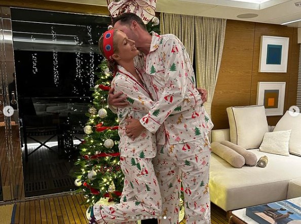 パジャマを着て熱々なパリスとカーター氏（画像は『Paris Hilton　2022年12月25日付Instagram「Merry Christmas from Paradise」』のスクリーンショット）