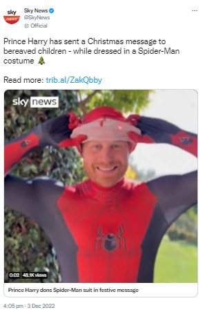 マスクを脱いで顔を見せたヘンリー王子（画像は『Sky News　2022年12月3日付Twitter「Prince Harry has sent a Christmas message to bereaved children - while dressed in a Spider-Man costume」』のスクリーンショット）