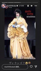 インパクト絶大のドレスを着た仲里依紗（画像は『仲里依紗 RIISA NAKA　2022年12月23日付Instagram ストーリーズ』のスクリーンショット）