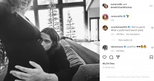 昨年12月の妊娠発表で、ルーマー・ウィリスの大きなお腹に手を当ててキスをする恋人のデレク・リチャード・トーマス（画像は『Rumer Glenn Willis　2022年12月20日付Instagram』のスクリーンショット）