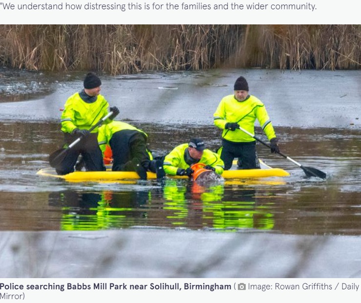 湖で捜索を続ける警察（画像は『The Mirror　2022年12月12日付「Heartbreaking tributes as two of the three boys killed in frozen lake tragedy are named」（Image: Rowan Griffiths / Daily Mirror）』のスクリーンショット）