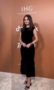 黒いドレスで授賞式のレッドカーペットに登場したセレーナ（画像は『Variety　2022年12月3日付Instagram「Inside ＃VarietyHitmakers 2022」』のスクリーンショット）
