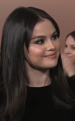 3日、ダークな髪で「Hitmakers Brunch」授賞式に出席したセレーナ（画像は『Variety　2022年12月3日付Instagram「＃VarietyHitmakers honoree Selena Gomez teases an upbeat tone for her new music」』のスクリーンショット）