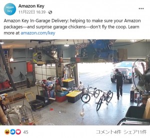 外へ出ようとする配達員をニワトリが追いかける始末（画像は『Amazon Key　2022年11月22日付Facebook「Amazon Key In-Garage Delivery: helping to make sure your Amazon packages」』のスクリーンショット）