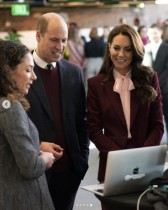 キャサリン皇太子妃、ワインレッドのパンツスーツに「シャネル」のバッグで米施設を訪問