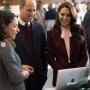 【イタすぎるセレブ達】キャサリン皇太子妃、ワインレッドのパンツスーツに「シャネル」のバッグで米施設を訪問