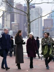 【イタすぎるセレブ達】ウィリアム皇太子夫妻、ボストンハーバーを訪問　寒そうな姿に「ウイリアムは帽子が必要！」ファン心配