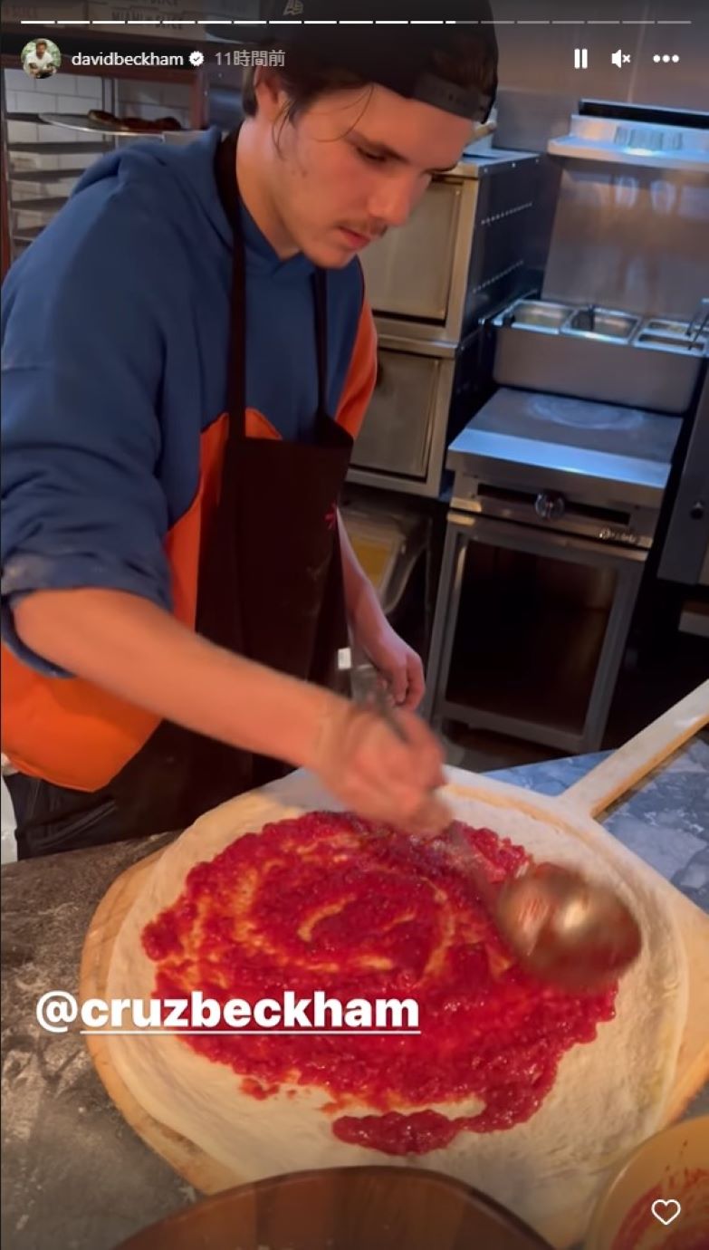 ピザ作りに挑戦するクルス・ベッカム（画像は『David Beckham　2023年1月27日付Instagram』のスクリーンショット）