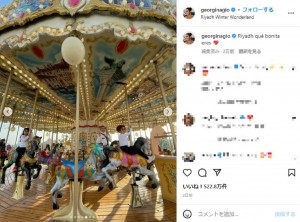 メリーゴーランドを楽しむジョルジーナさんと子供達（画像は『Georgina Rodríguez　2023年1月16日付Instagram「Riyadh qué bonita eres」』のスクリーンショット）