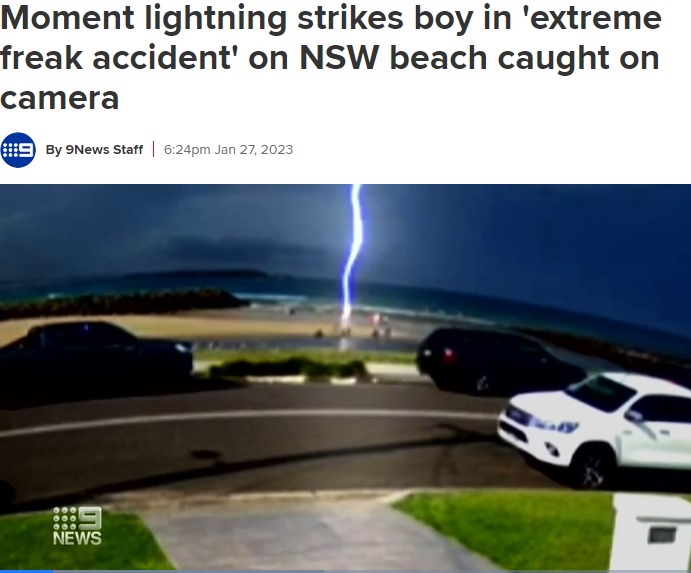 突如発生した雷が8歳の少年に落ちる様子（画像は『9NEWS　2023年1月27日付「Moment lightning strikes boy in ‘extreme freak accident’ on NSW beach caught on camera」（9News）』のスクリーンショット）