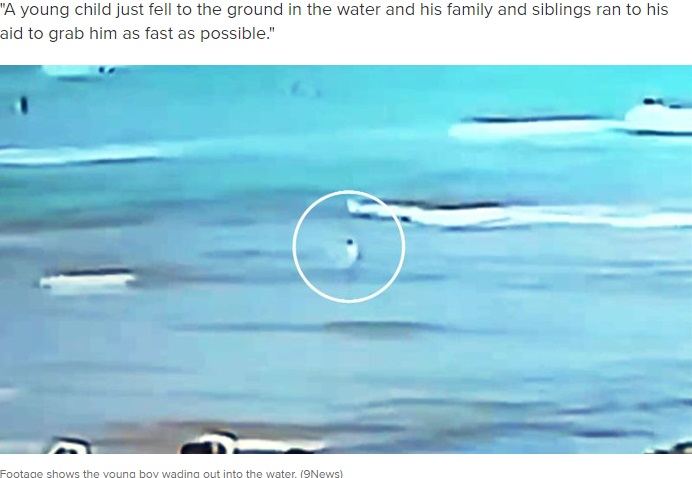 少年が雷に打たれる直前の様子。この後、落雷を受けて水中に倒れ込んだ（画像は『9NEWS　2023年1月27日付「Moment lightning strikes boy in ‘extreme freak accident’ on NSW beach caught on camera」（9News）』のスクリーンショット）