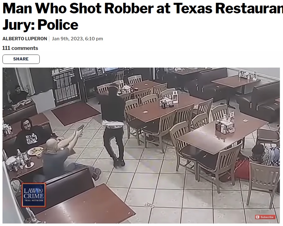 強盗に向かって銃を構えた男性客（画像は『Law ＆ Crime　2023年1月9日付「Man Who Shot Robber at Texas Restaurant Will Face Grand Jury: Police」』のスクリーンショット）