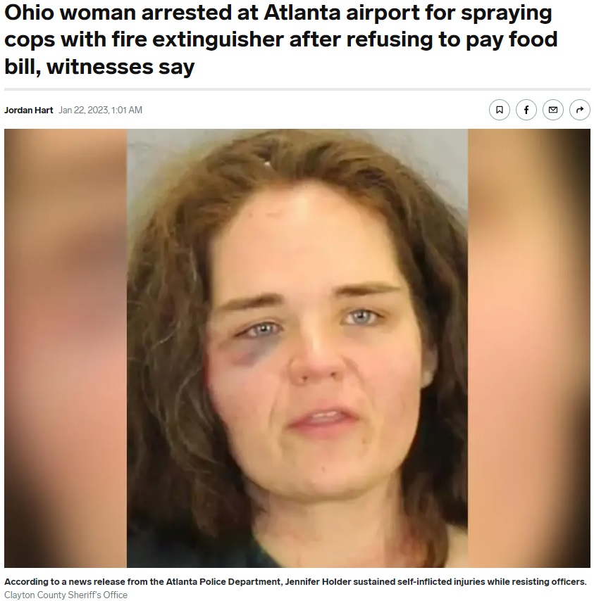 逮捕されたジェニファー・ホルダー（画像は『Business Insider　2023年1月22日付「Ohio woman arrested at Atlanta airport for spraying cops with fire extinguisher after refusing to pay food bill, witnesses say」（Clayton County Sheriff’s Office）』のスクリーンショット）