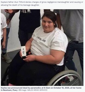 車椅子で生活していたケイリア・ティットフォードさん（画像は『The Mirror　2022年12月20日付「Mum admits killing daughter, 16, by allowing her to become severely overweight」（Image: WALES NEWS SERVICE）』のスクリーンショット）