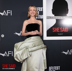 昨年11月、「AFI映画祭（AFI Fest）」レッドカーペットでのキャリー（画像は『She Said　2022年11月5日付Instagram「The team behind the incredible story that fueled a movement assemble on the ＃AFIFEST Red Carpet.」』のスクリーンショット）