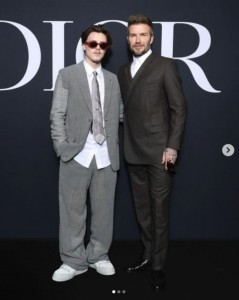 ディオールを纏い、クールに決めたクルス・ベッカムとデヴィッド・ベッカム（画像は『Dior Official　2023年1月20日付Instagram「A whole spectrum of tailoring」』のスクリーンショット）