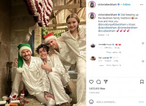 お揃いのパジャマを着るデヴィッドと3人の子供達（画像は『Victoria Beckham　2022年12月24日付Instagram「Dad keeping up the Beckham family tradition!」』のスクリーンショット）