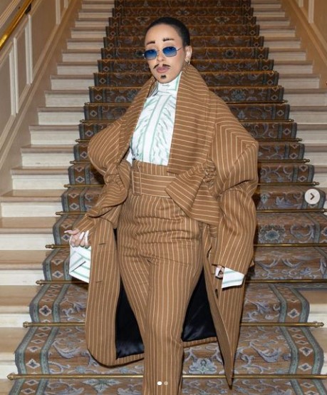 「ヴィクター＆ロルフ」のスーツを着用したドージャ・キャット（画像は『Viktor＆Rolf　2023年1月25日付Instagram「＠dojacat wore ‘Power Dressing’ Couture at our SS23 Haute Couture show」』のスクリーンショット）