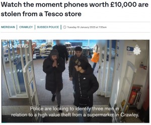 顔を隠すことなく一般客のように入店してきた犯人ら（画像は『ITVX　2023年1月10日付「Watch the moment phones worth ￡10,000 are stolen from a Tesco store」』のスクリーンショット）