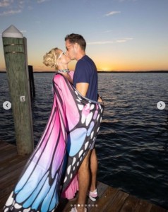 普段から仲睦まじいパリス・ヒルトンと夫カーター・リウム氏（画像は『Paris Hilton　2022年12月29日付Instagram「Bahamas Butterfly」』のスクリーンショット）