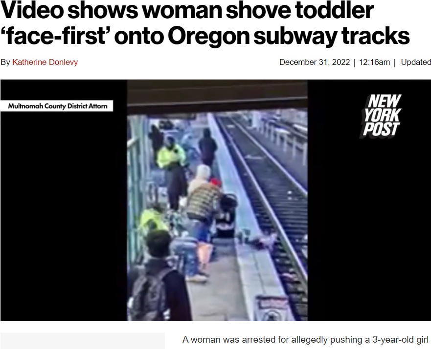 顔から転落する女児（画像は『New York Post　2022年12月31日付「Video shows woman shove toddler ‘face-first’ onto Oregon subway tracks」（Multnomah County District Attorn）』のスクリーンショット）