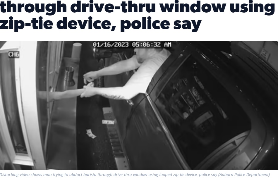車から乗り出して女性を引っ張る男（画像は『Click2Houston　2023年1月17日付「WATCH: Disturbing video shows man trying to abduct barista through drive-thru window using zip-tie device, police say」（Auburn Police Department）』のスクリーンショット）