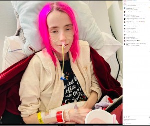 入院中のローラさん（画像は『Pixie Storm　2022年2月23日付Instagram「Got my feeding tube IV this morning!」』のスクリーンショット）
