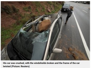 もし運転席にいたらと考えるとゾッとする光景だ（画像は『Metro　2023年1月12日付「Man says girlfriend’s call saved his life moments before huge boulder crushed his car」（Picture: Reuters）』のスクリーンショット）