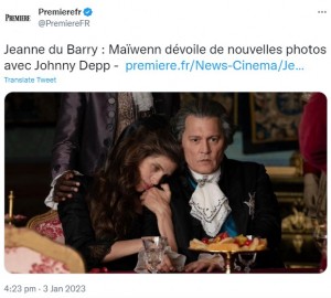 ルイ15世（ジョニー）に寄り添うデュ・バリー夫人（マイウェン）（画像は『Premierefr　2023年1月3日付Twitter「Jeanne du Barry」』のスクリーンショット）