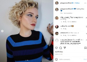 オーディションでマドンナ役に決定していたジュリア・ガーナー（画像は『Julia Garner　2021年3月8日付Instagram「Feeling Blue」』のスクリーンショット）