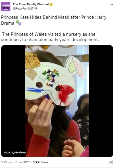 女児が作った仮面で「いないいないばあ」をする皇太子妃（画像は『The Royal Family Channel　2023年1月18日付Twitter「Princess Kate Hides Behind Mask after Prince Harry Drama」』のスクリーンショット）