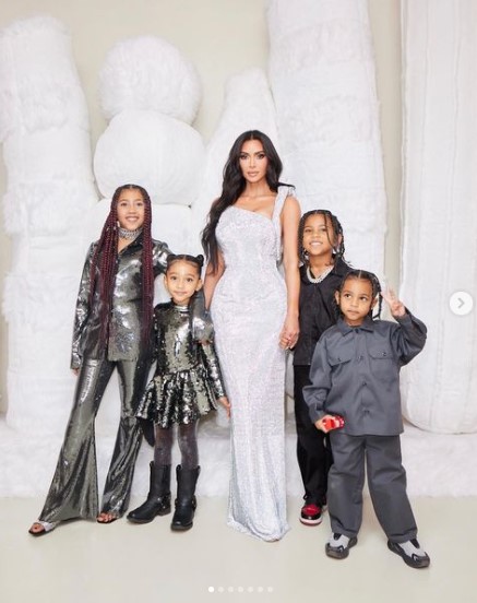 キムとノースちゃん、シカゴちゃん、セイント君、サーム君の4人の子供達（画像は『Kim Kardashian　2022年12月26日付Instagram「Happy Holidays」』のスクリーンショット）