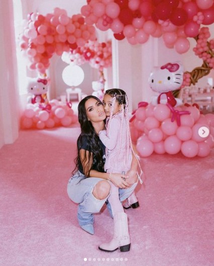 キムと5歳になった次女シカゴちゃん（画像は『Kim Kardashian　2023年1月25日付Instagram「My little Chi Chi’s Hello Kitty Birthday party」』のスクリーンショット）